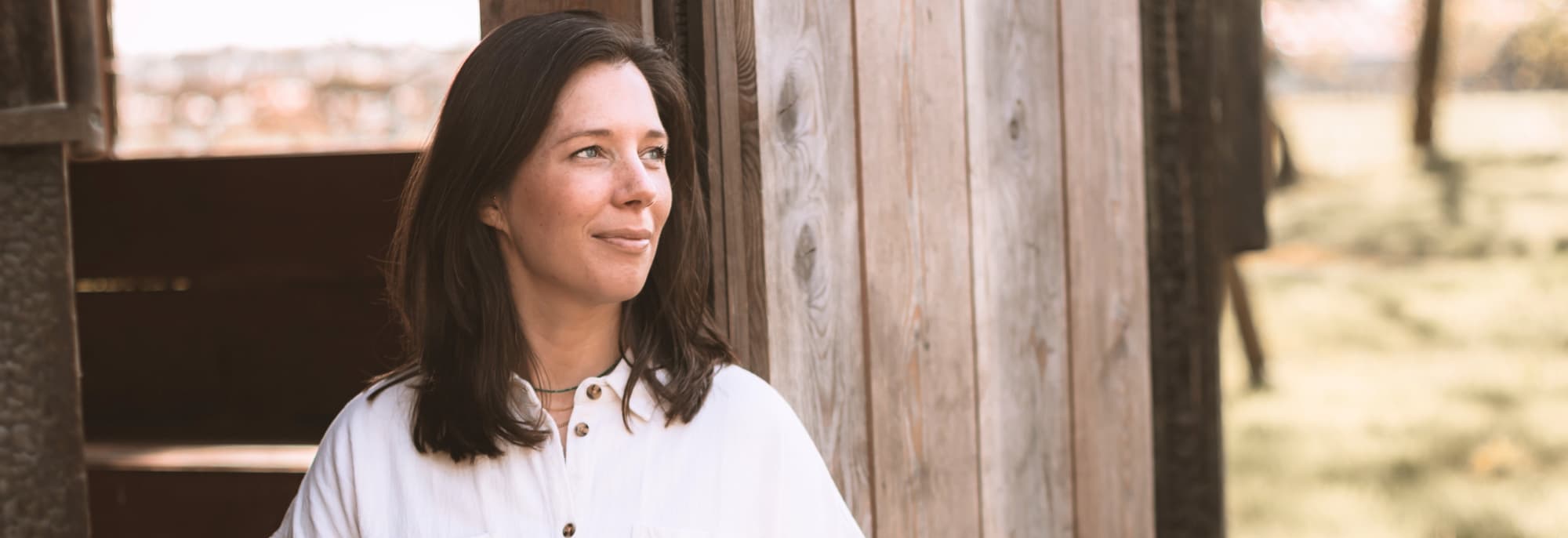 Vrouw in bos gevoel van vrijheid